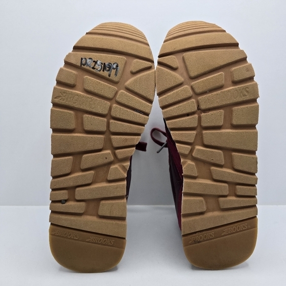 Brooks × Barney's NY | Chariot 'Reflective Pack' burgundy sneakers | MENS 8 - Picture 10 of 10